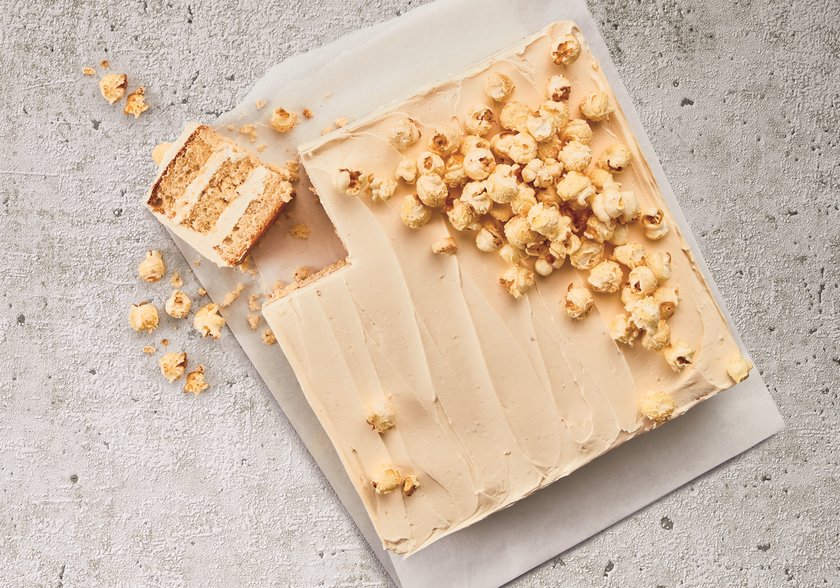 White Vanilla-Cake with Popcorn