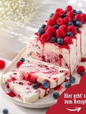 Cremiges Beeren Semifredo aus der Kastenform