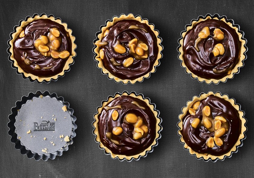 Peanut-caramel chocolate tartlets