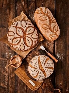 Brot mit Bäckermesser verziert