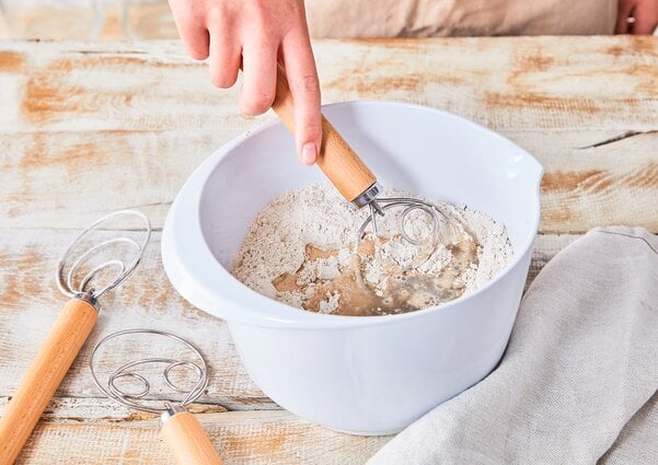 Teig msichen mit dem Teigrührer von Birkmann