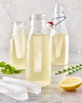 Lemon Sparkle mit Eiswürfel-Sticks