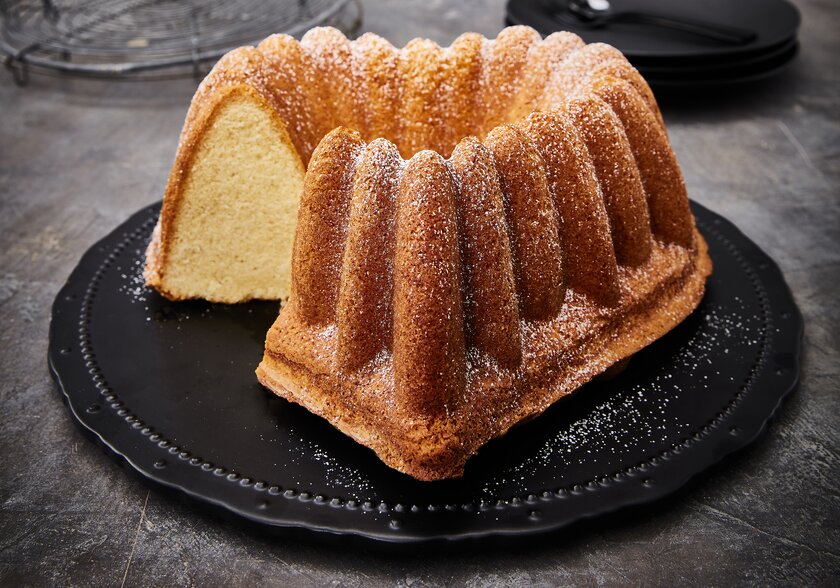 Mandelkuchen mit weißer Schokolade Herz ♥ bestes Rezept | Birkmann