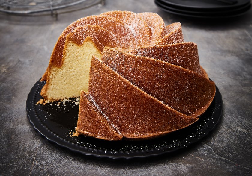 Almond Cake with white Chocolate Novel