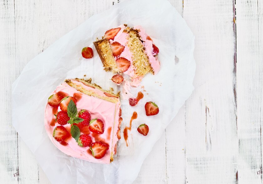 Strawberry-Quark Gateau