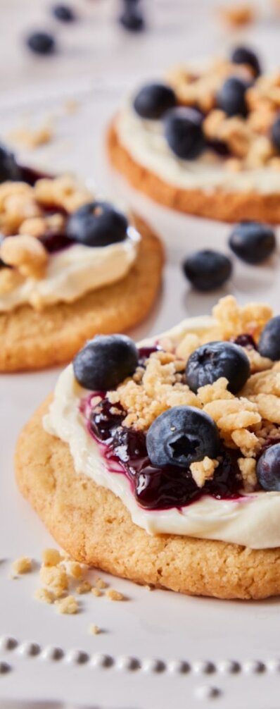  Crumble Cookies mit Blaubeeren und Creme
