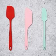 dough scrapers in different sizes