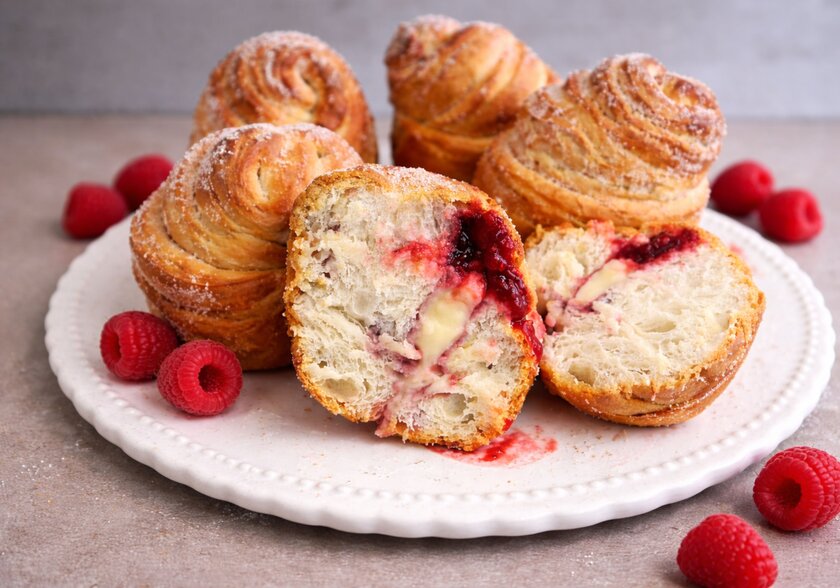 Cruffins mit Beeren-Vanillefüllung