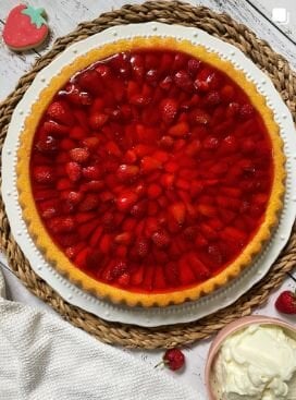Erdbeerkuchen mit lockerem Biskuit und frischen Erdbeeren